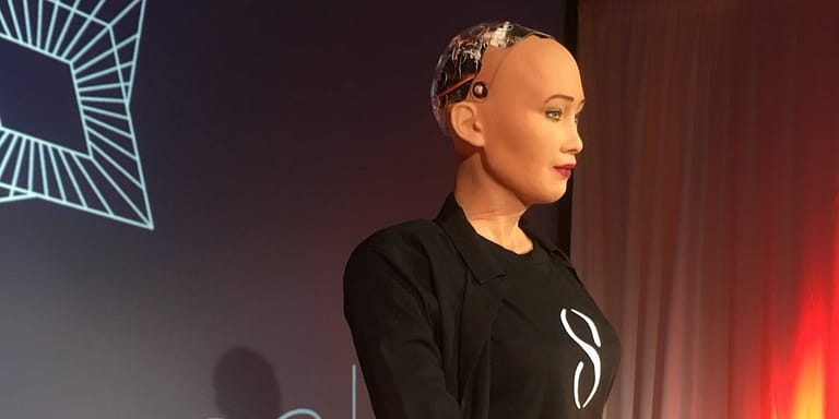 Robot Sophia Türkiye’ye Geliyor